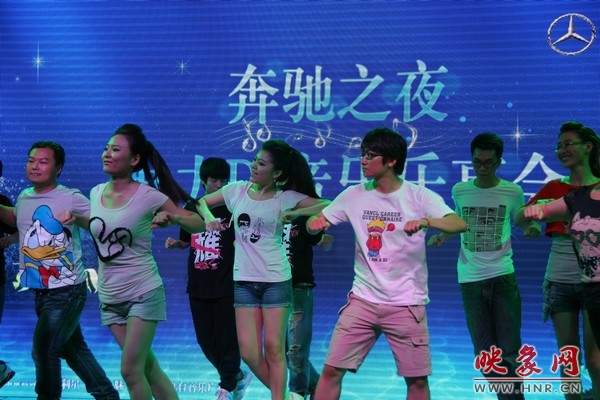 熱情洋溢的開場舞，DJ們?nèi)硇耐度? complete=