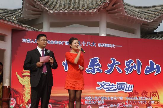 演出現(xiàn)場主持人向老人們表達(dá)節(jié)日的問候。