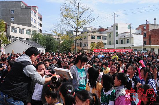 演出現(xiàn)場觀眾積極參與、氣氛熱烈。