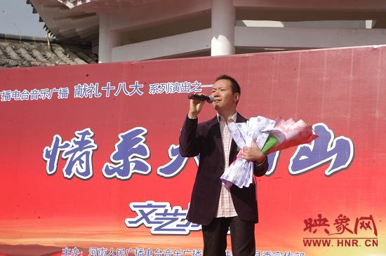 魅力881主持人、新聞先生凱文在演唱