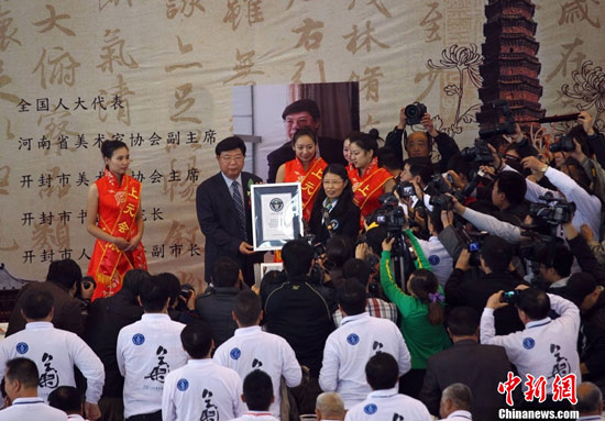 開封千人書菊創(chuàng)造新的吉尼斯世紀(jì)記錄 開封千人書菊創(chuàng)造新的吉尼斯世紀(jì)記錄