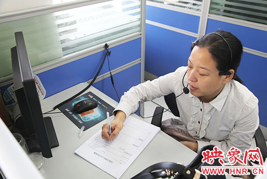 鄭州市人社局勞動(dòng)監(jiān)察大隊(duì)副大隊(duì)長(zhǎng)孫兆峰在接聽熱線