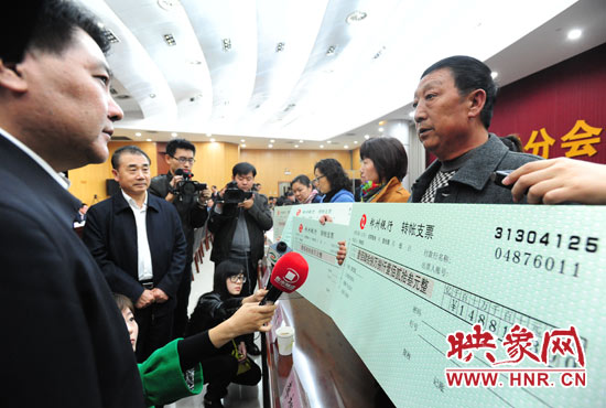 最高人民法院執(zhí)行局局長劉貴祥、河南省高級人民法院院長張立勇親手為申請執(zhí)行人員發(fā)放執(zhí)行款