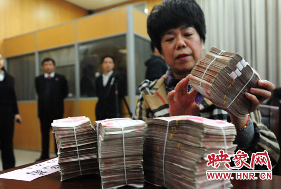 當(dāng)天共發(fā)放執(zhí)行款4110萬元。其中，支票4018萬元，現(xiàn)金92萬元。