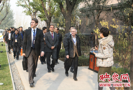 河南鄭州2013服務(wù)外包大會的嘉賓們參觀了金水科教園區(qū)和河南外包產(chǎn)業(yè)園并留下了深刻的印象 河南鄭州2013服務(wù)外包大會的嘉賓們參觀了金水科教園區(qū)和河南外包產(chǎn)業(yè)園并留下了深刻的印象