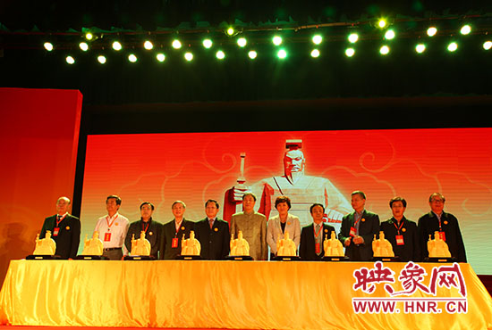 與會嘉賓一起見證歷史、啟動論壇