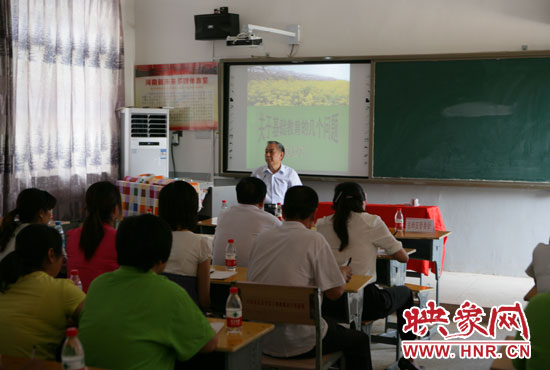 40余名教師認(rèn)真聆聽講座。