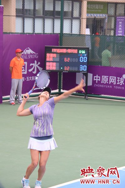 比賽中，發(fā)球瞬間