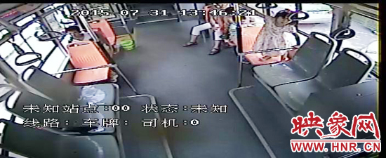 家長放任小孩在車廂內(nèi)玩耍，甚至站到座椅上。