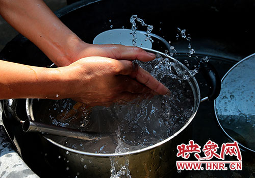 洗碗洗菜對于雙眼失明的張國敬來說，需要比常人花上更多的時間。