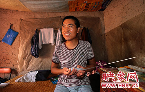 張國敬平時喜歡聽廣播，特別是各種歌曲節(jié)目。