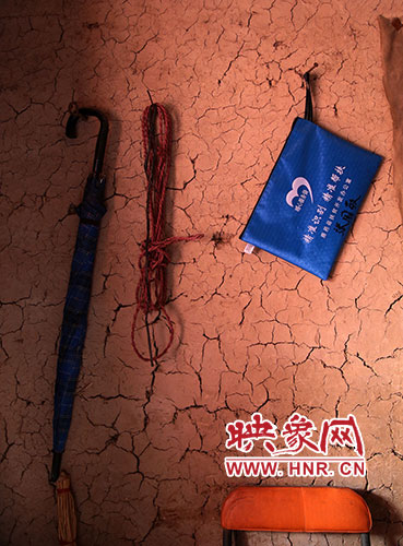 精準(zhǔn)扶貧的暖心服務(wù)袋，被張國敬掛在上墻最醒目的位置。