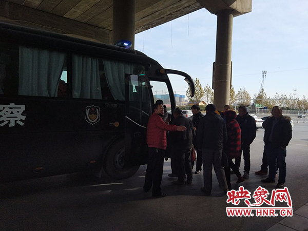 警方調(diào)來(lái)車(chē)輛，將超載人員轉(zhuǎn)運(yùn)走