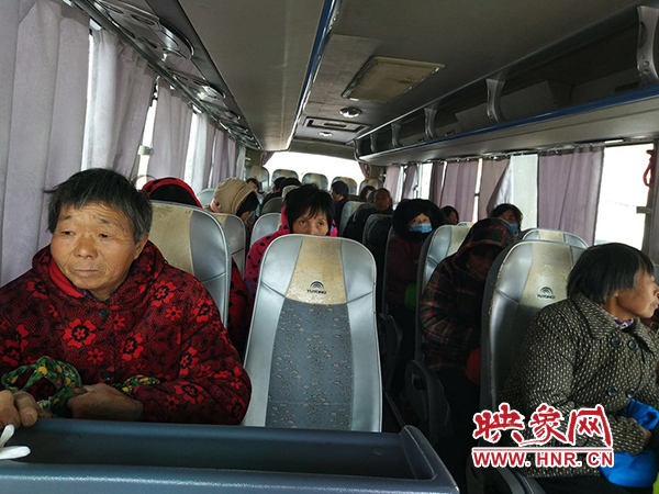 警方調(diào)來(lái)車(chē)輛，將超載人員轉(zhuǎn)運(yùn)走