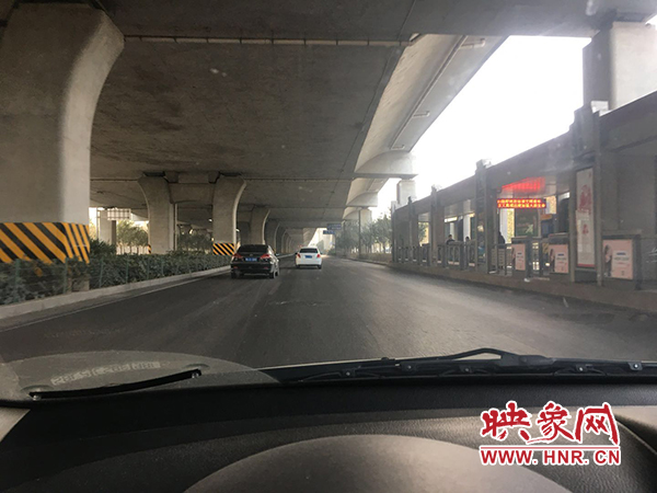 限行首日，三環(huán)橋上橋下，車輛不多，交通狀況良好。