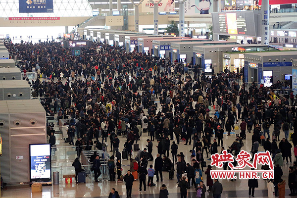 昨日因全國大面積降雪導(dǎo)途經(jīng)鄭州東站部分高鐵晚點停運 昨日因全國大面積降雪導(dǎo)途經(jīng)鄭州東站部分高鐵晚點停運