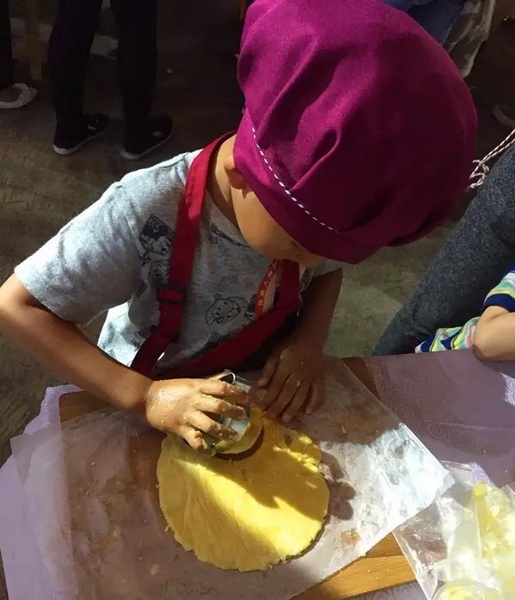 在爸爸媽媽的陪同下，親手制作餅干