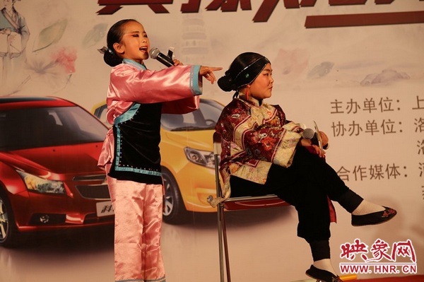 兩個(gè)小演員的表演活潑，惹得觀眾連連叫好。