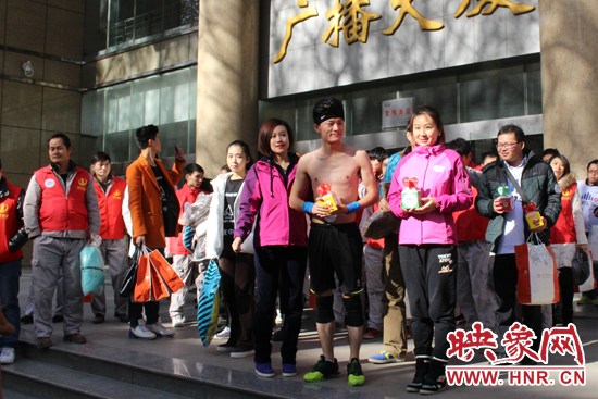 “光豬”活動出發(fā)前集結(jié) “光豬”活動出發(fā)前集結(jié)