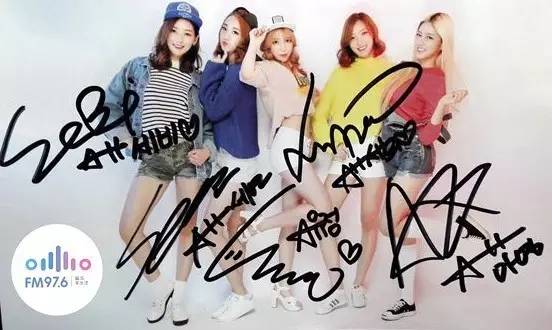 哎呦不錯(cuò)哦！路飛收到美女們的簽名照，到底中意哪一位呢？