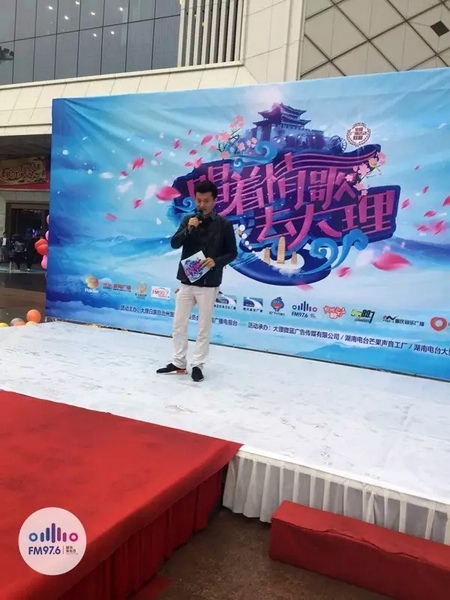 路飛冒雨主持，心中火熱的根本不需要雨傘啦！