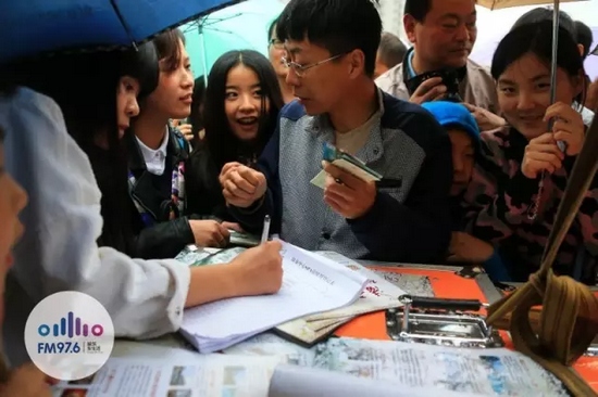 現(xiàn)場觀眾被臺上的浪漫氣氛感染，紛紛報名參加現(xiàn)場表白。