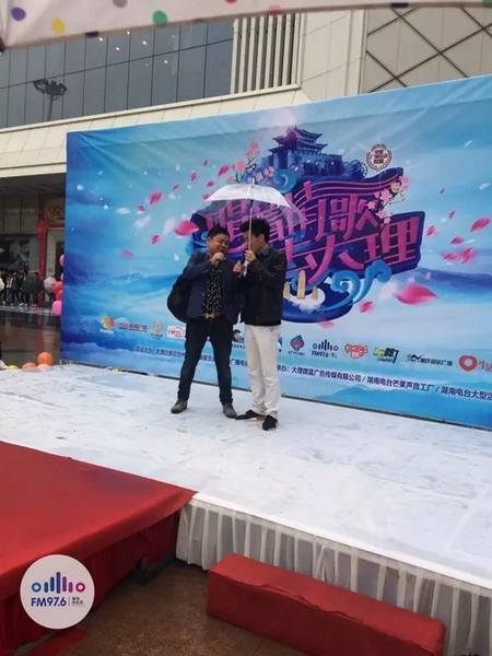 這位男士向遠在家鄉(xiāng)的妻子隔空表白，勇氣真是大大的，您對妻子的愛，已經(jīng)超越萬水千山。