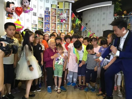 　　豫劇表演藝術(shù)家高潔老師和孩子們在一起，講述自己和戲曲的故事，祝福所有的小朋友節(jié)日快樂。