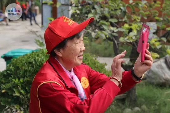 爺爺奶奶叔叔阿姨被盛運莊園的景致吸引，紛紛拍照留影