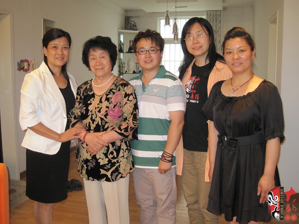 戲曲廣播記者曉雪、中國越調(diào)網(wǎng)站長郭慶璋與越調(diào)名家袁秀蓮及其徒弟合影