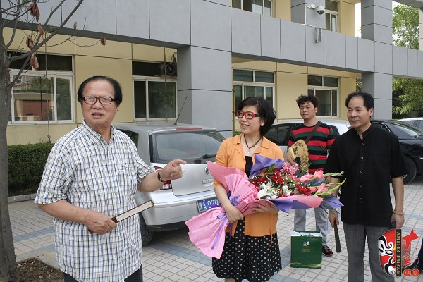  左起：著名豫劇表演藝術(shù)家賈庭聚、河南電臺戲曲廣播總監(jiān)木子、唐派再傳弟子郭志成等待看望馬云玲女士