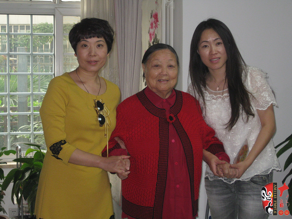 河南電臺(tái)戲曲廣播總監(jiān)木子（左)、央視戲曲頻道欄目總編李穎（右）與馬金鳳（中）合影