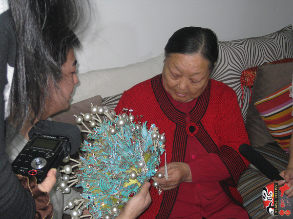 又看到梅蘭芳送給自己的鳳冠，老太太很激動(dòng)