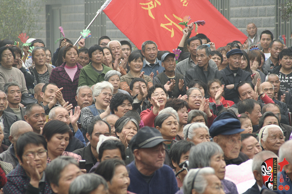 現(xiàn)場(chǎng)不但有敬老院的老人們，還擠滿了鄭州市的很多戲迷朋友