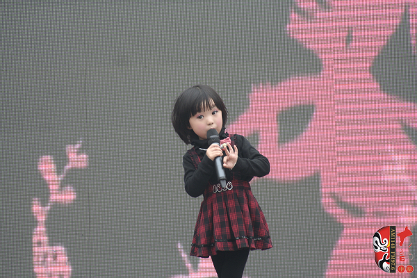 河南電視臺(tái)《梨園春》明星小擂主、河南軒逸少兒藝術(shù)培訓(xùn)中心張楚怡演唱豫劇《抬花轎》選段“從今后不當(dāng)那老