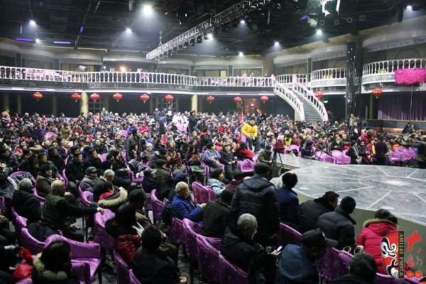 前來(lái)觀(guān)看賀歲版《朝陽(yáng)溝》的“滿(mǎn)堂賓客”