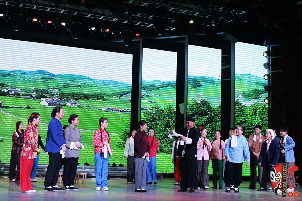 眾鄉(xiāng)親場(chǎng)面——包含河南電臺(tái)戲曲廣播主持人，專(zhuān)業(yè)戲曲演員、戲曲票友，河南電臺(tái)戲曲廣播聽(tīng)眾