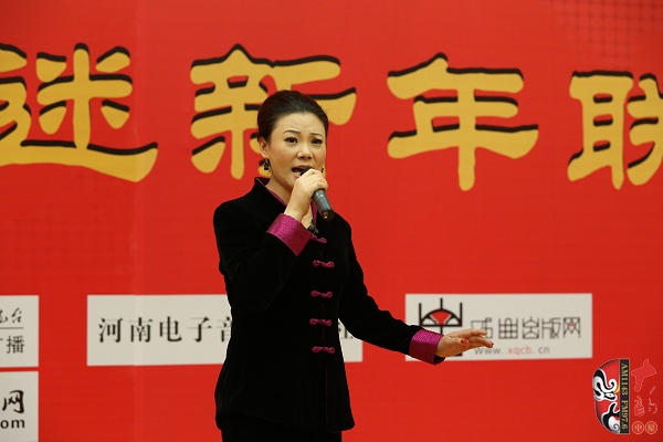 戲曲廣播主持人王唯、曉琴、丁蘭、李鋮及鄭州市曲劇團(tuán)優(yōu)秀演員張娜共同表演的小品《賣鞋》