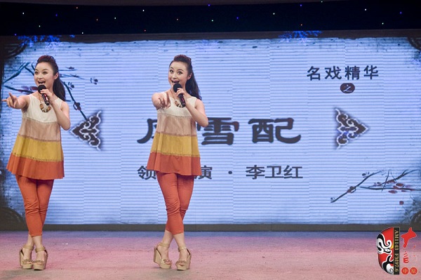 高玉明、高玉慧雙胞胎姐妹助興表演