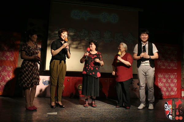 戲曲廣播總監(jiān)木子、豫劇表演藝術(shù)家楊華瑞、高潔、戲曲廣播當(dāng)家小生月陽(yáng)、票友張華合作表演《朝陽(yáng)溝》選段