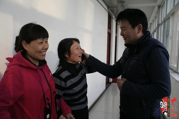  著名戲曲節(jié)目主持人、河南電臺(tái)戲曲廣播當(dāng)家小生月陽(yáng)在排練現(xiàn)場(chǎng)連線直播間并采訪劇目主要演員