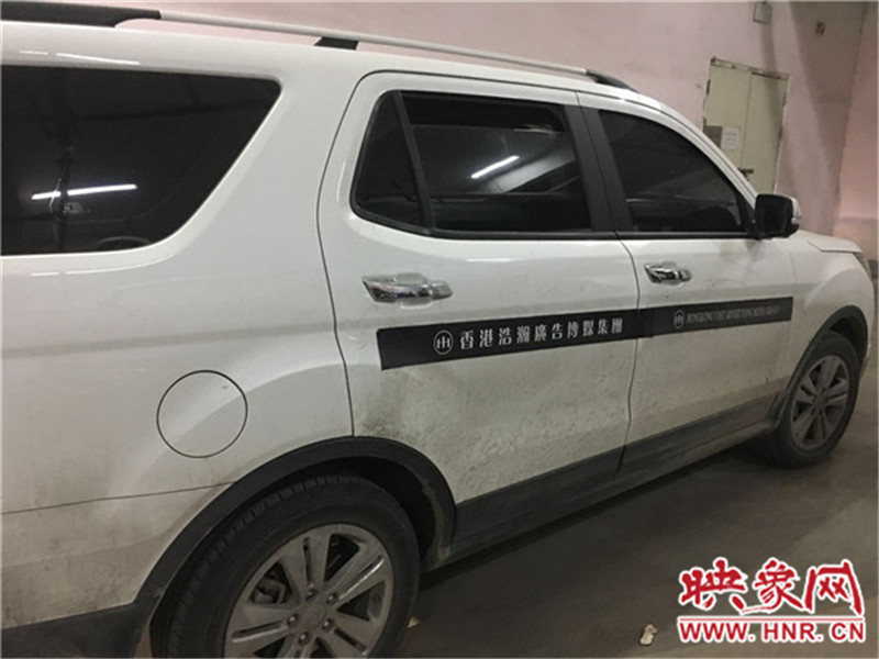 車(chē)身上按要求貼著廣告。