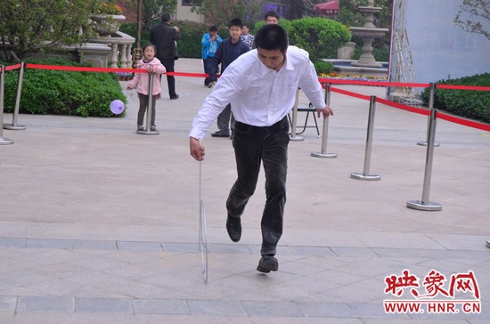 說(shuō)是比賽，其實(shí)就是活力的釋放，就是開心的海洋，丟沙包、踢毽子、三人四足、滾鐵環(huán)等項(xiàng)目