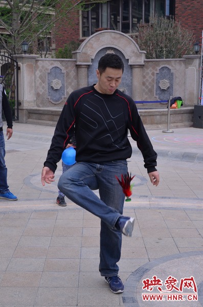 說(shuō)是比賽，其實(shí)就是活力的釋放，就是開心的海洋，丟沙包、踢毽子、三人四足、滾鐵環(huán)等項(xiàng)目