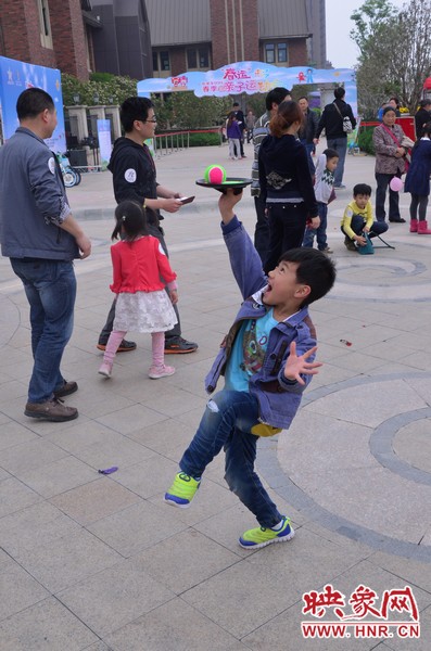 小弟弟，你玩?zhèn)€托球不用這么夸張吧，哈哈！