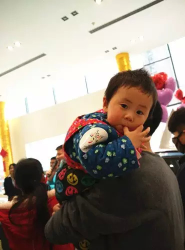 小朋友雖然你骨骼清奇，但是米、油你照樣拎不動(dòng)啊，還是乖乖的油卡拿好吧。