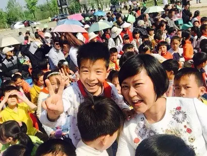 現(xiàn)場(chǎng)看來(lái)，陶真姐姐更是倍受孩子們的歡迎！