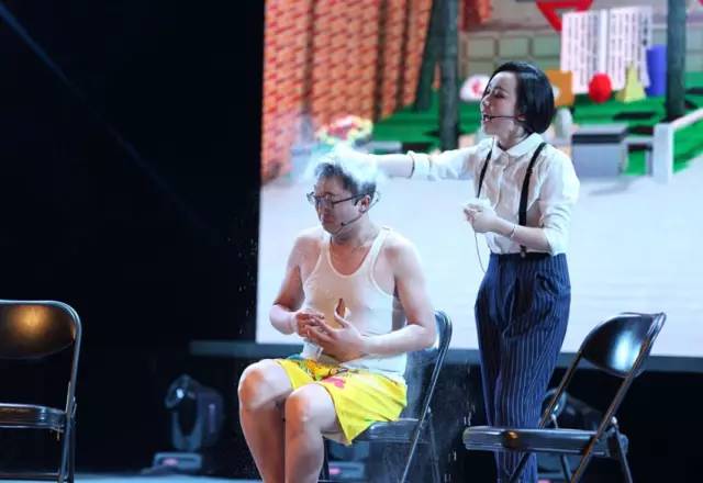 隨后一秒鐘，畫風(fēng)突變，楊奕遭夢茹慘虐！