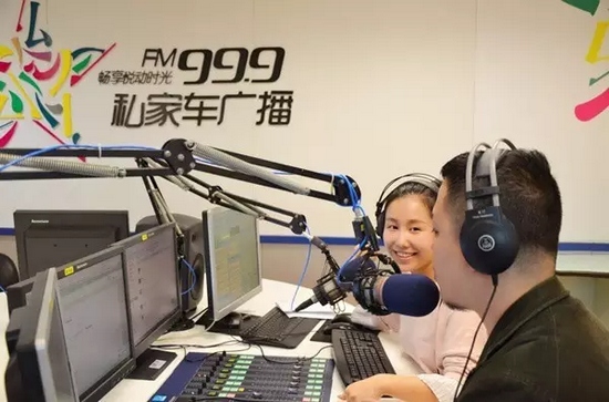 美女嘉賓來(lái)做客直播間，麥姐看莫非的眼神，嘖嘖，愛(ài)一個(gè)人是什么感覺(jué)？