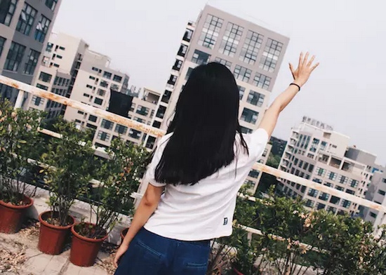 你問(wèn)我要去向何方，我指向天空的方向。